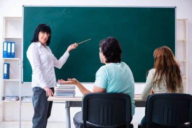 Eski öğretmen ve öğrenciler sınıfta. 