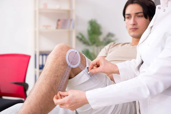 Médico femenino revisando pacientes flexibilidad articular con goniómetro — Foto de Stock