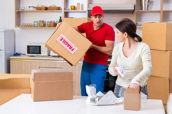 Joven contratista masculino y cliente femenino en concepto móvil — Foto de Stock