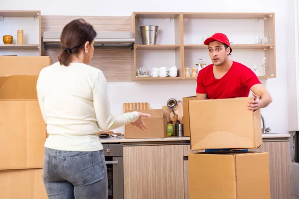 Joven contratista masculino y cliente femenino en concepto móvil — Foto de Stock