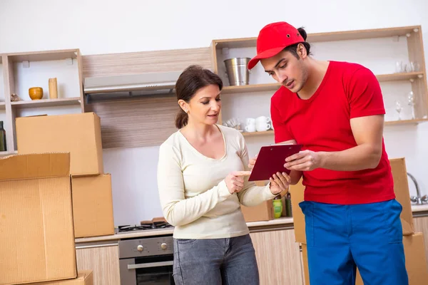 Joven contratista masculino y cliente femenino en concepto móvil — Foto de Stock