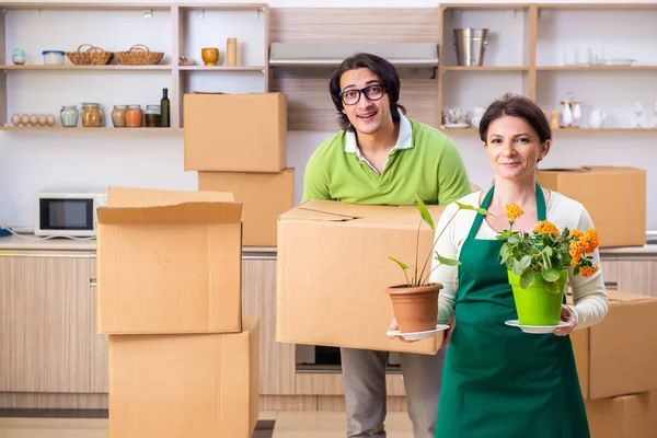 Mãe e filho se mudando para novo apartamento — Fotografia de Stock