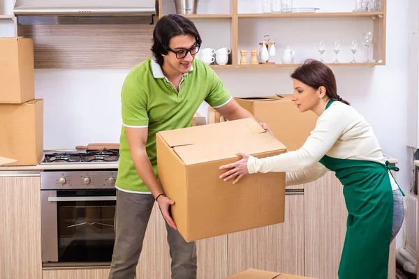 Madre e hijo mudándose a nuevo piso — Foto de Stock