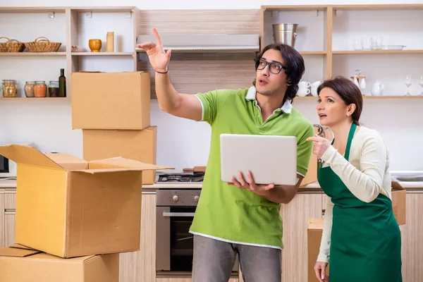 Mãe e filho se mudando para novo apartamento — Fotografia de Stock