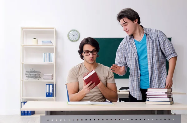 Dos estudiantes varones en el aula — Foto de Stock