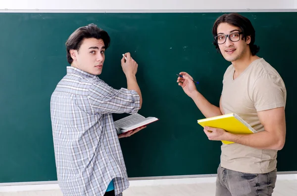 Dois estudantes do sexo masculino em sala de aula — Fotografia de Stock