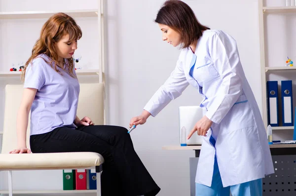 Jonge vrouw bezoekt vrouwelijke arts fysiotherapeut — Stockfoto