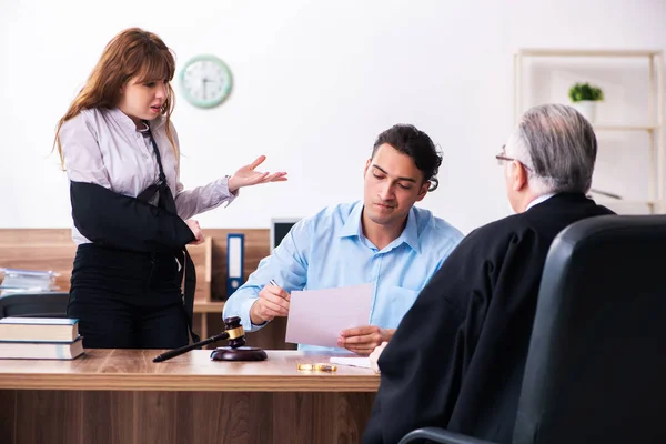 Jong echtpaar in het gerechtsgebouw in echtscheidingsconcept — Stockfoto