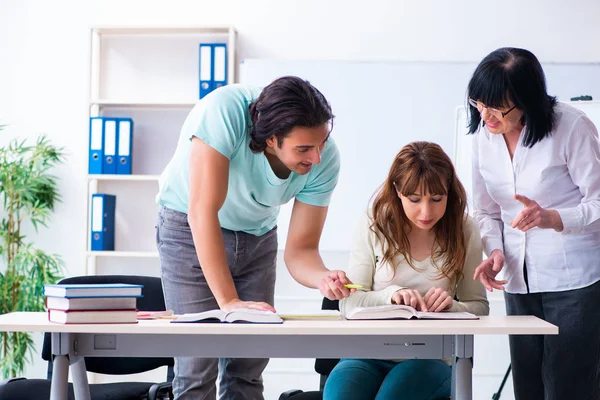 Alte Lehrer und Schüler im Klassenzimmer — Stockfoto