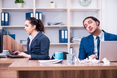 İki çalışan işyerinde acı çekiyor 