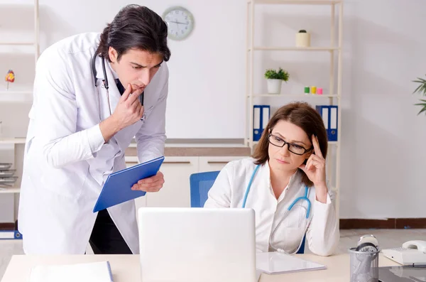 Due medici che lavorano in clinica — Foto Stock