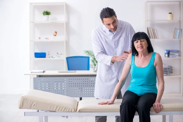 Donna matura paziente visita medico — Foto Stock