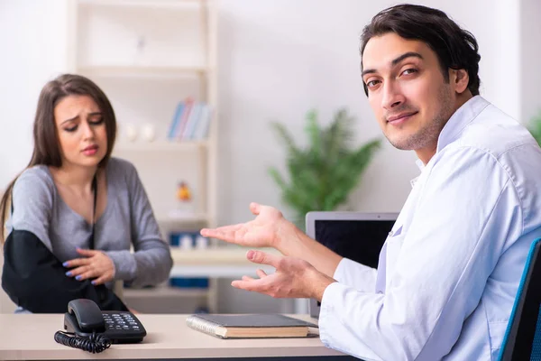 Young male doctor and female beautiful patient — Stock Photo, Image