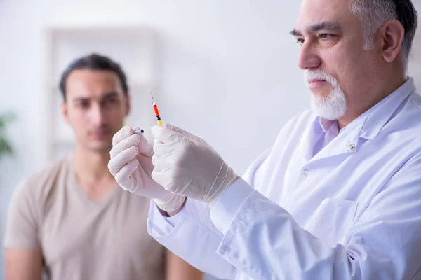 Männlicher Patient besucht Arzt wegen Impfung — Stockfoto