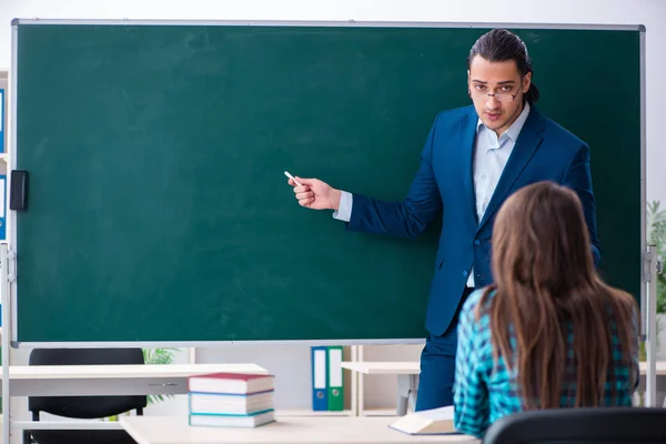 Jovem e bonita professora e estudante em sala de aula — Fotografia de Stock