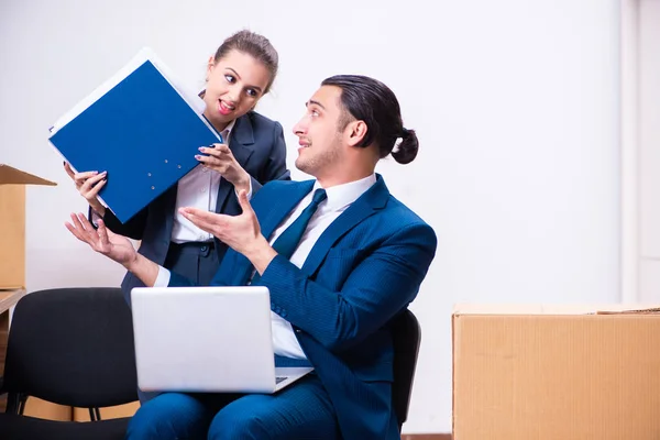 Dois funcionários sendo demitidos de seu trabalho — Fotografia de Stock