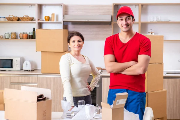 Joven contratista masculino y cliente femenino en concepto móvil — Foto de Stock