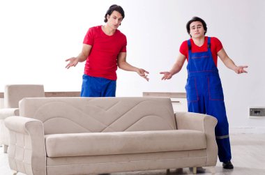İki genç müteahhit kişisel eşyalarını taşıyor. 
