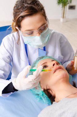 Kadın estetik plastik ameliyat için hazırlanıyor