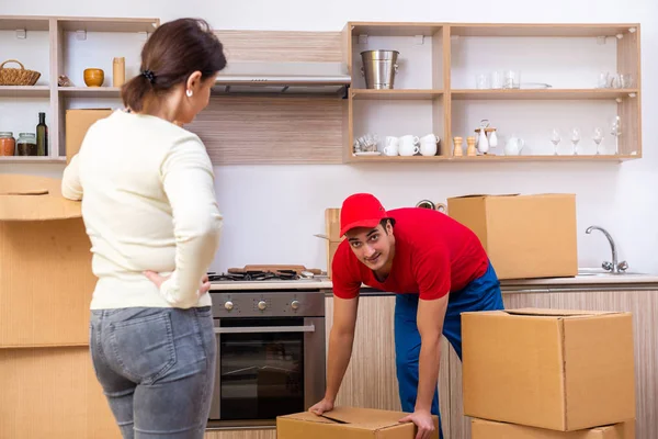 Joven contratista masculino y cliente femenino en concepto móvil — Foto de Stock