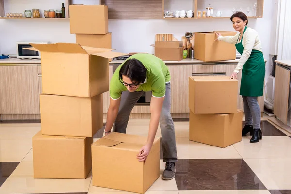 Mother and son moving to new flat — Stock Photo, Image