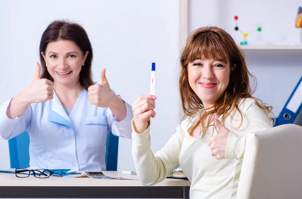 Mujer embarazada joven que visita médico experimentado ginecólogo — Foto de Stock