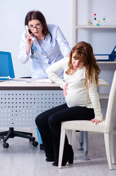 Jeune femme enceinte visite médecin gynécologue expérimenté — Photo