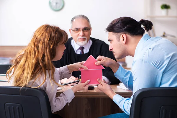 Jong echtpaar in het gerechtsgebouw in echtscheidingsconcept — Stockfoto