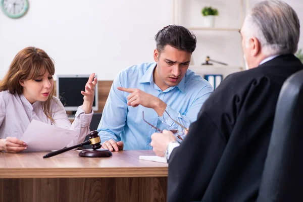 Pareja joven en el juzgado en concepto de divorcio — Foto de Stock