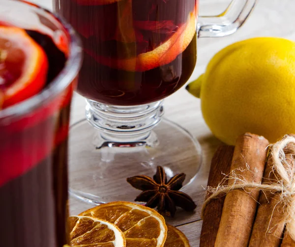 Glühwein glintwijn geserveerd in glazen voor kerst tafel — Stockfoto