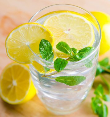 Bir bardak limonlu mojito ve saman içmek.