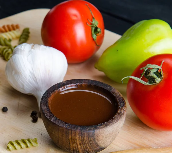 Інгредієнти готові до італійського соусу для макаронів. — стокове фото