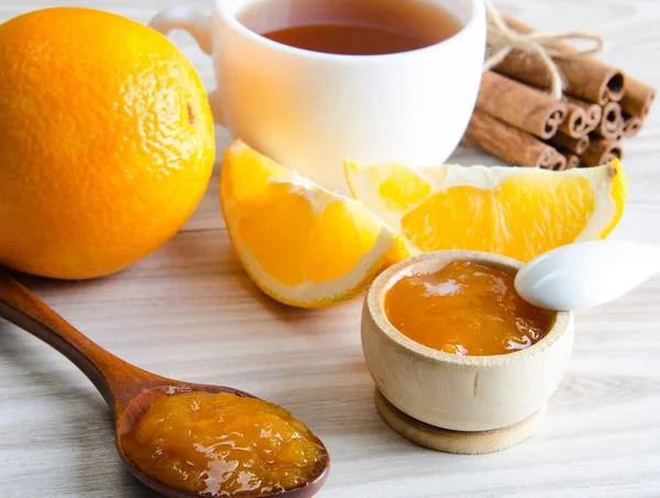 Tasse de thé servie avec confiture d'orange — Photo