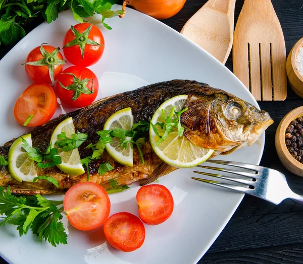 Pescado frito servido en el plato — Foto de Stock