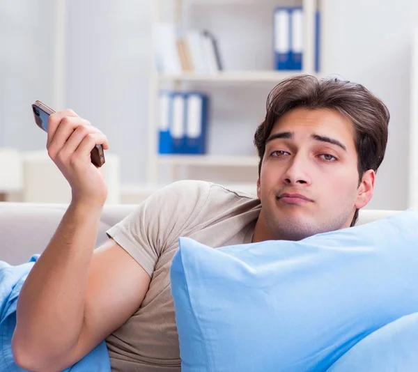 Man verslaafd aan zijn mobiele telefoon in bed — Stockfoto