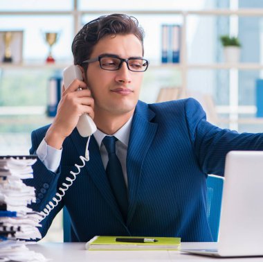 Ofiste çalışan bir işadamı.