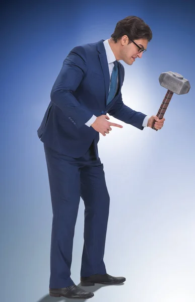 Bad boze baas bedreigen werknemer met hamer — Stockfoto