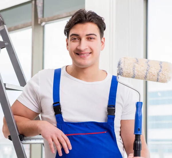 Målare reparatör arbetar på byggarbetsplatsen — Stockfoto