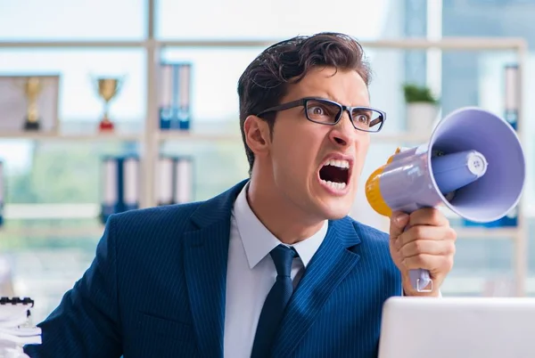 Homem de negócios agressivo irritado com altifalante bullhorn no escritório — Fotografia de Stock