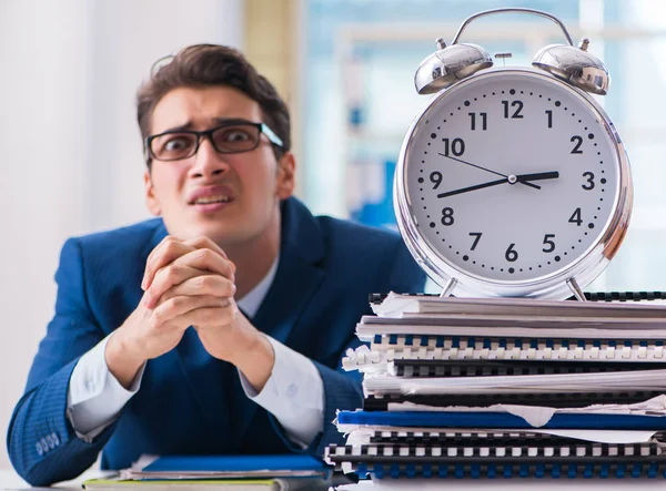 Uomo d'affari con orologio gigante che non riesce a rispettare le scadenze e missi — Foto Stock