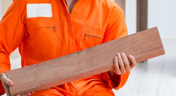 Contractor working on laminate wooden floor — Stock Photo, Image