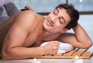 Kaplıca sırasında genç yakışıklı bir adam.