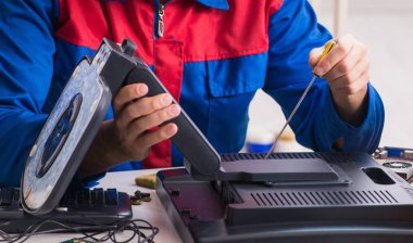 profesyonel tamirci atölyede bilgisayar tamir ediyor.