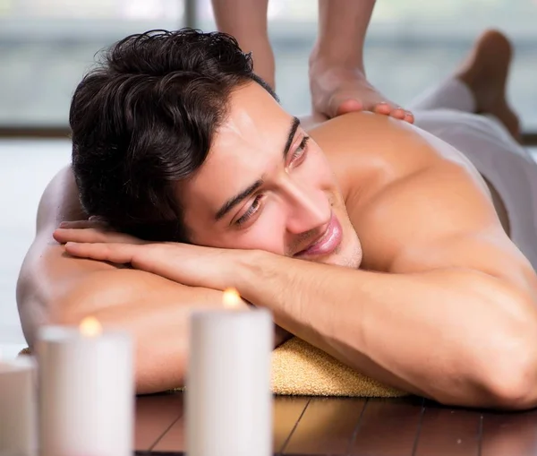 Jovem homem bonito durante o procedimento de spa — Fotografia de Stock