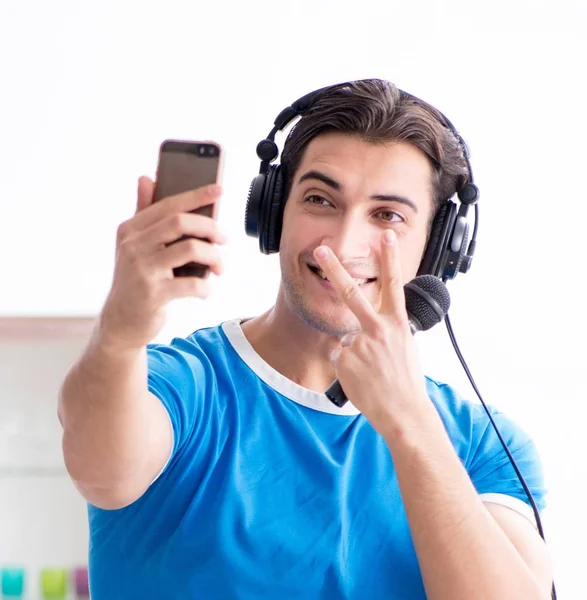 Jonge man zingen thuis karaoke — Stockfoto