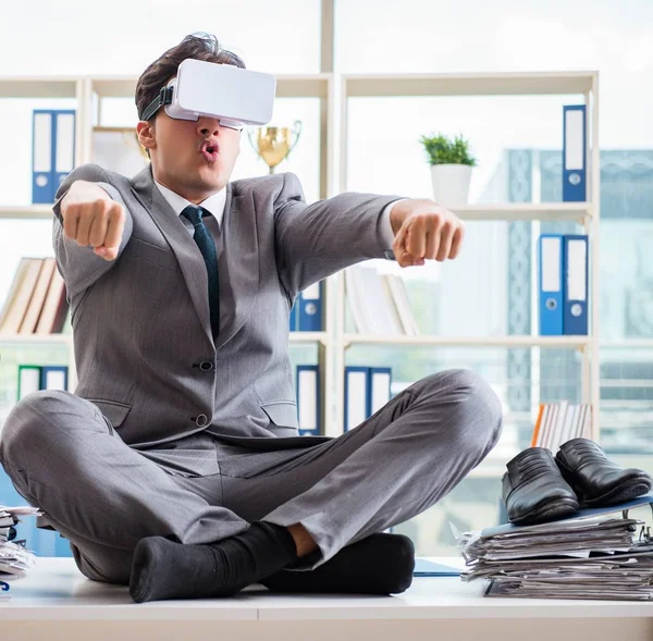 Empresário com óculos de realidade virtual VR no escritório — Fotografia de Stock