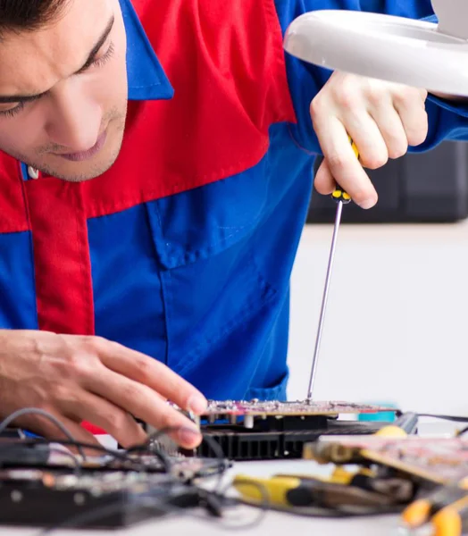 Professionell reparatör reparera dator i verkstad — Stockfoto