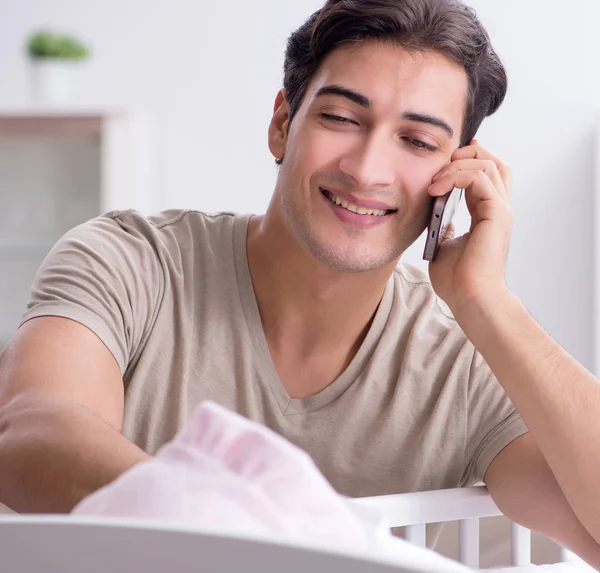 Padre joven disfrutando del tiempo con el bebé recién nacido en casa — Foto de Stock