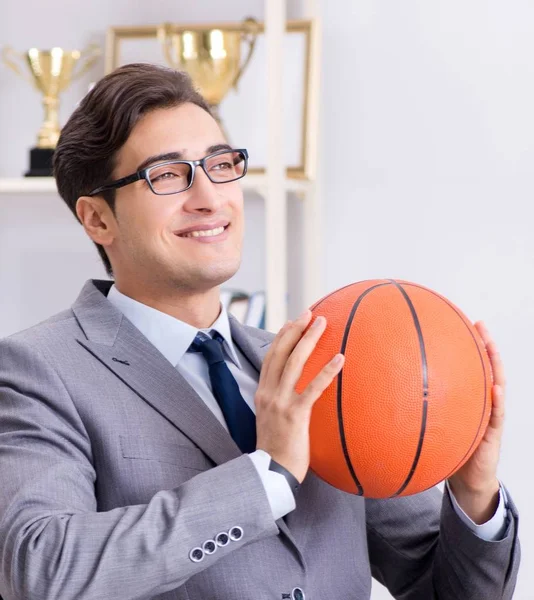 Jovem empresário jogando basquete no escritório durante o intervalo — Fotografia de Stock