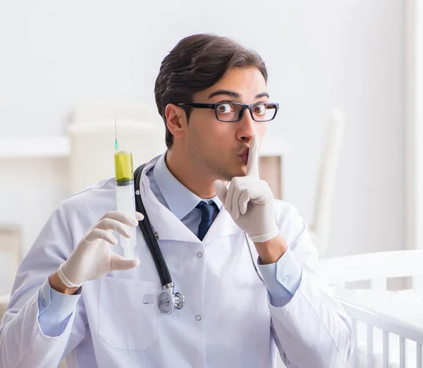 Médico preparándose para la vacunación del bebé — Foto de Stock